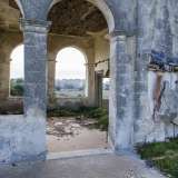Siamo ora su, l� dove si trova il loggiato, dal quale � possibile osservare la citt� e i vasti campi agricoli